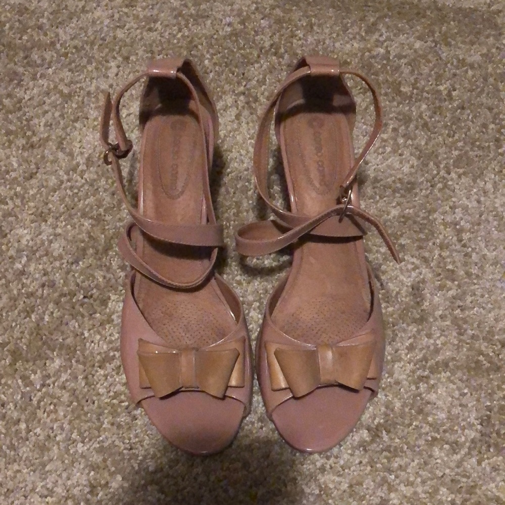Nude heels with bow